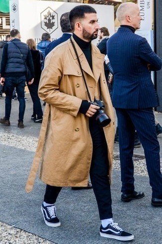 Как носить синюю водолазку с синими брюками чинос