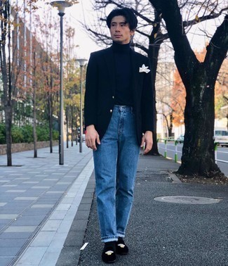 Как носить синюю водолазку с синими джинсами мужчине