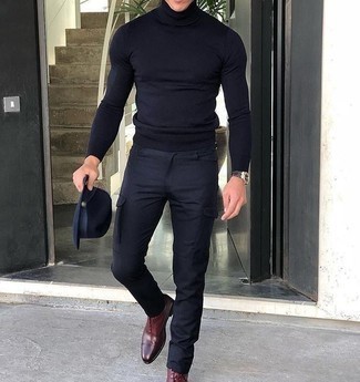 Какие брюки карго носить с синей водолазкой