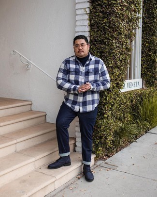 Какие повседневные ботинки носить с синей водолазкой мужчине