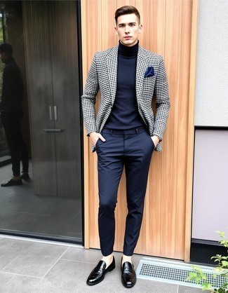 Как носить синюю водолазку с темно-серым пиджаком мужчине