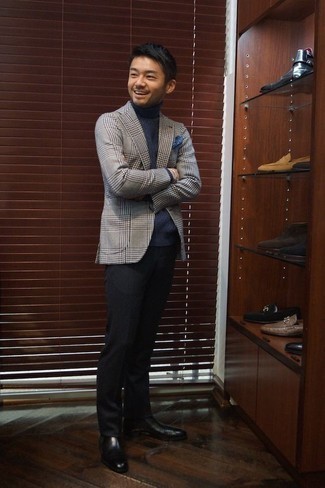 Как носить синюю водолазку с темно-серым пиджаком мужчине