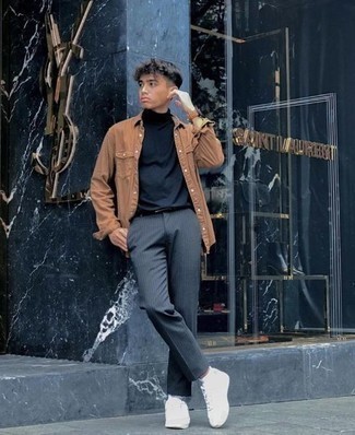 Какие брюки чинос носить с синей водолазкой