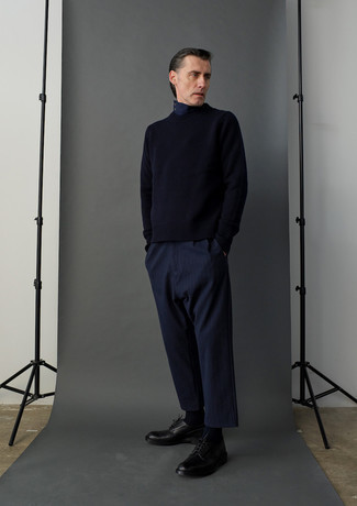 Какие брюки чинос носить с синей водолазкой