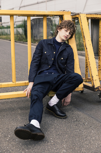 Какие туфли дерби носить с синей водолазкой