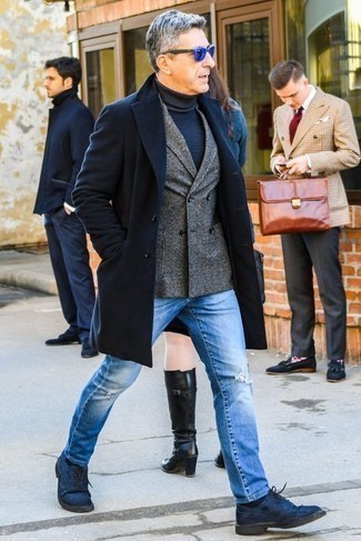 Какие двубортные пиджаки носить с синей водолазкой мужчине