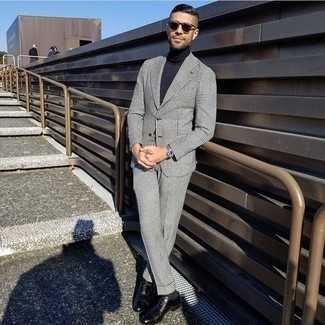 Как носить синюю водолазку с серым костюмом в шотландскую клетку