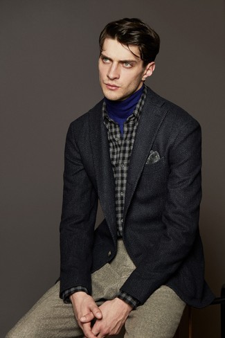 Как носить синюю водолазку с серым шерстяным пиджаком мужчине