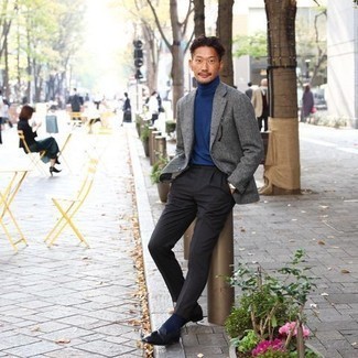 Как носить синюю водолазку с серым шерстяным пиджаком мужчине