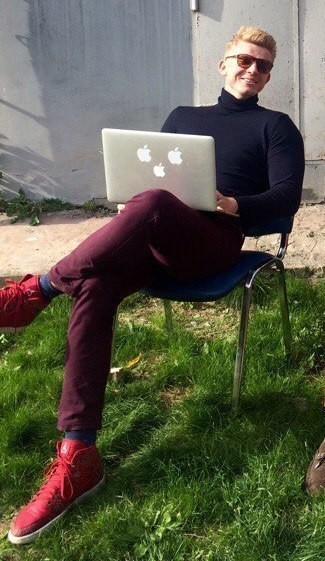 Какие высокие кеды носить с синей водолазкой мужчине