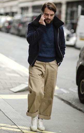 Какие высокие кеды носить с синей водолазкой мужчине