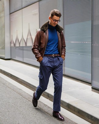 С чем носить синюю водолазку мужчине