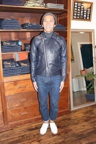 С чем носить синюю водолазку мужчине