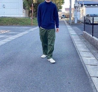 Какие низкие кеды носить с синей водолазкой мужчине