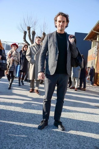 Какие низкие кеды носить с синей водолазкой мужчине