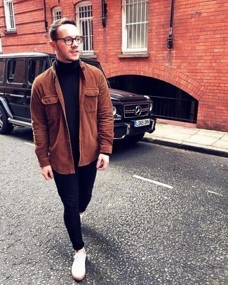 Какие низкие кеды носить с синей водолазкой мужчине