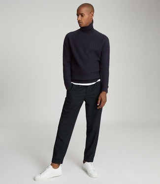 Какие низкие кеды носить с синей водолазкой мужчине