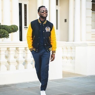 Какие низкие кеды носить с синей водолазкой мужчине