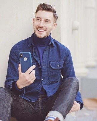 Как носить синюю водолазку с темно-синими джинсами мужчине