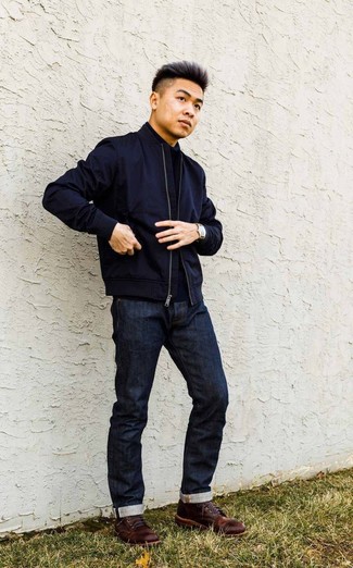 Как носить синюю водолазку с темно-синими джинсами мужчине