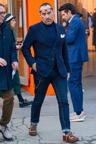 Как носить синюю водолазку с темно-синими джинсами мужчине