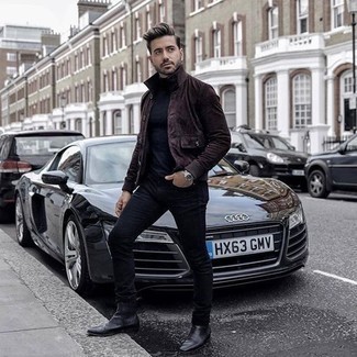 Как носить синюю водолазку с темно-синими джинсами мужчине