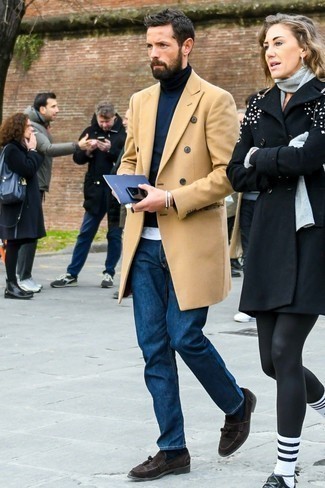 Как носить синюю водолазку с темно-синими джинсами мужчине