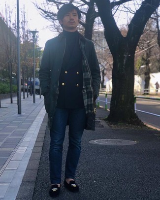 Как носить синюю водолазку с темно-синими джинсами мужчине