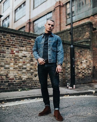 Как носить синюю водолазку с темно-синими джинсами мужчине