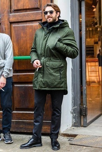 Как носить синюю водолазку с оливковой паркой мужчине