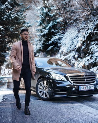 Какие зауженные джинсы носить с синей водолазкой мужчине