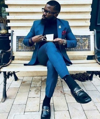 Какие костюмы носить с синей водолазкой