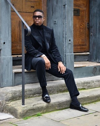 Какие костюмы носить с синей водолазкой