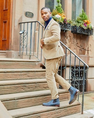 Какие костюмы носить с синей водолазкой