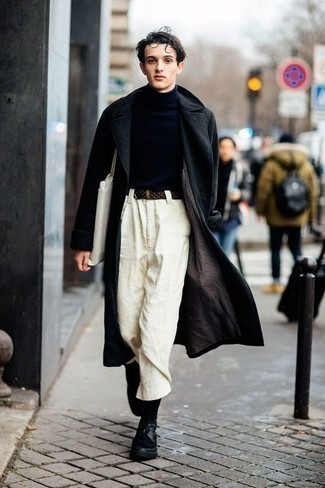 Как носить синюю водолазку с белыми брюками чинос