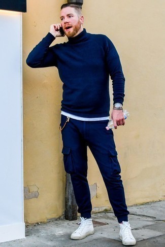 Как носить синюю водолазку с белыми высокими кедами мужчине