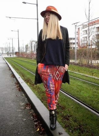 Какое пальто носить с синим свитером с v-образным вырезом женщине