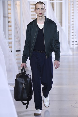 С чем носить синий свитер с v-образным вырезом мужчине