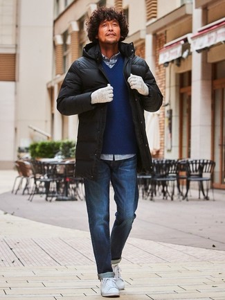 С чем носить синий свитер с v-образным вырезом мужчине