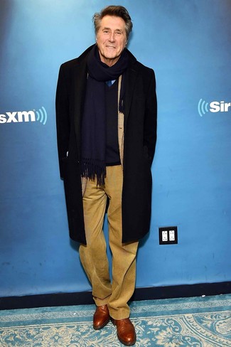 С чем носить синий свитер с v-образным вырезом мужчине