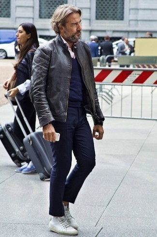 С чем носить синий свитер с v-образным вырезом мужчине