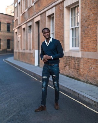 С чем носить синий свитер с v-образным вырезом мужчине