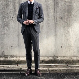 С чем носить синий свитер с v-образным вырезом мужчине