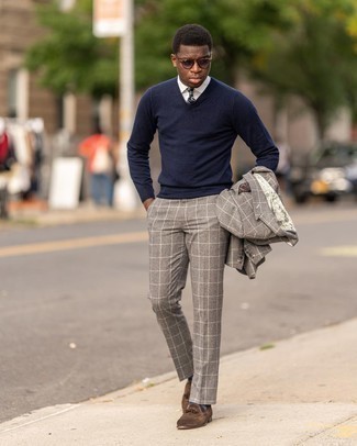 С чем носить синий свитер с v-образным вырезом мужчине