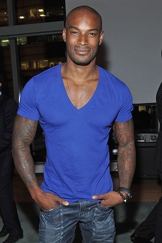 С чем носить синюю футболку с v-образным вырезом мужчине