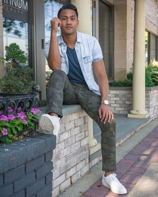 С чем носить синюю футболку с v-образным вырезом мужчине