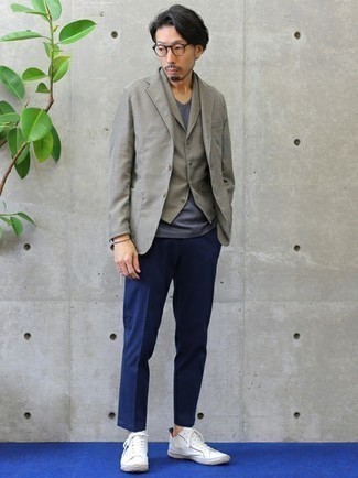 С чем носить синюю футболку с v-образным вырезом мужчине