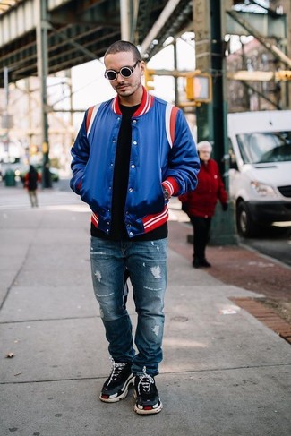 Какие кроссовки носить с синей университетской курткой мужчине