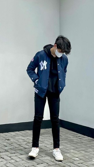 Какой худи носить с синей университетской курткой мужчине