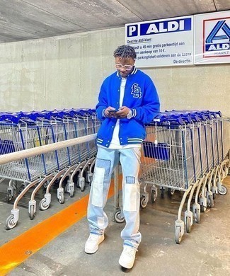 Какие джинсы носить с синей университетской курткой мужчине